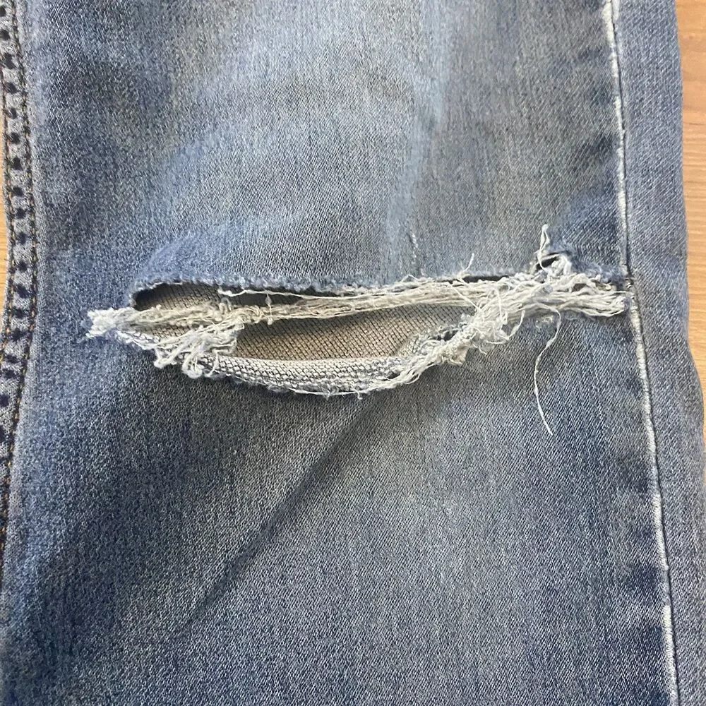 Signature Levi’s Mid Rise Straight Leg Jeans 29x30 Distressed - Picture 8 of 16